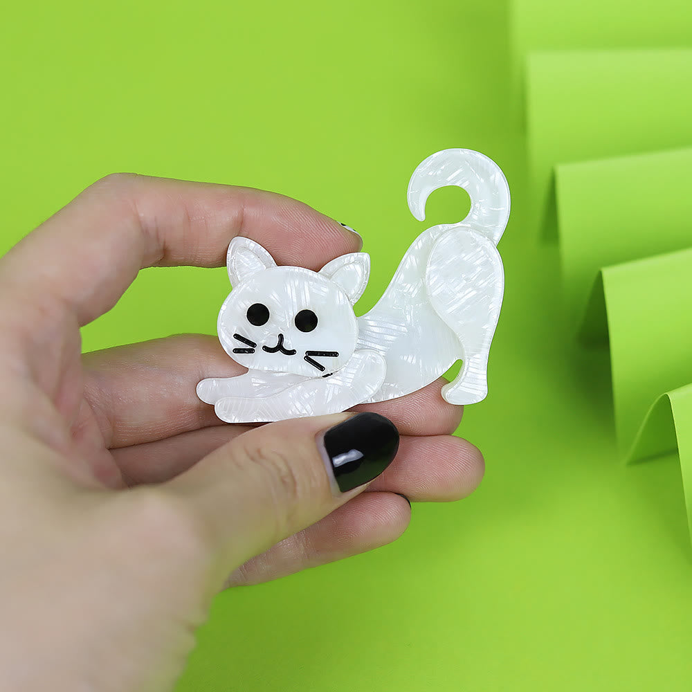 Spilla in acrilico fatta a mano con grazioso accessorio a forma di gatto bianco - image 2