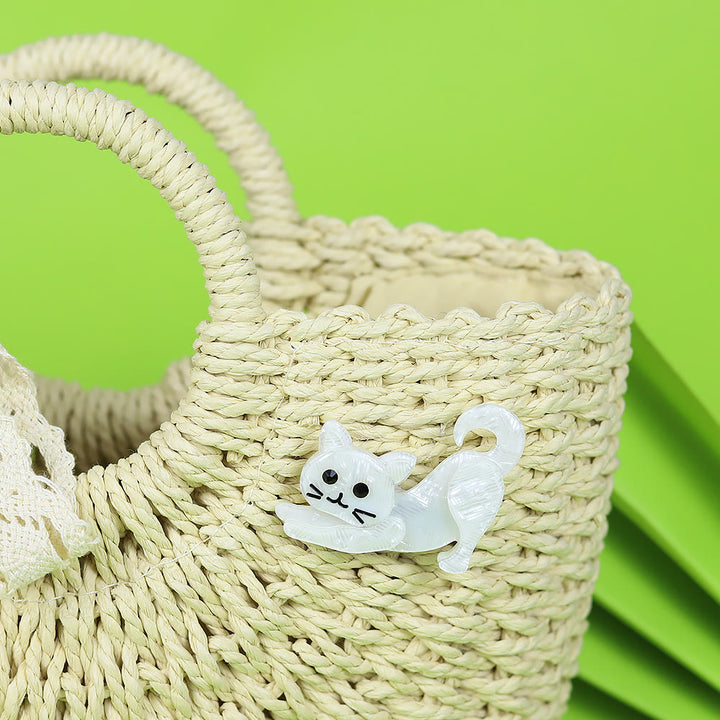 Spilla in acrilico fatta a mano con grazioso accessorio a forma di gatto bianco - image 3