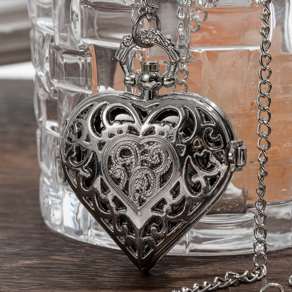 Orologio da tasca intagliato a forma di cuore retrò in argento con coppia - image 1