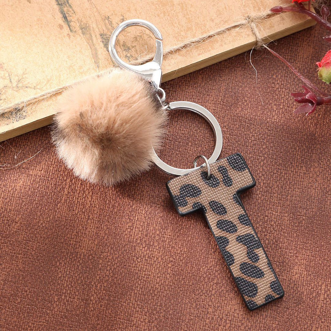 Portachiavi in pelle con lettera stampata leopardata in stile western e palla di peluche - image 1