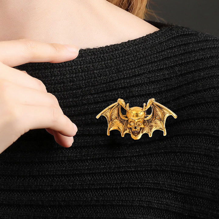 Spilla creativa a forma di pipistrello e teschio per Halloween - image 1