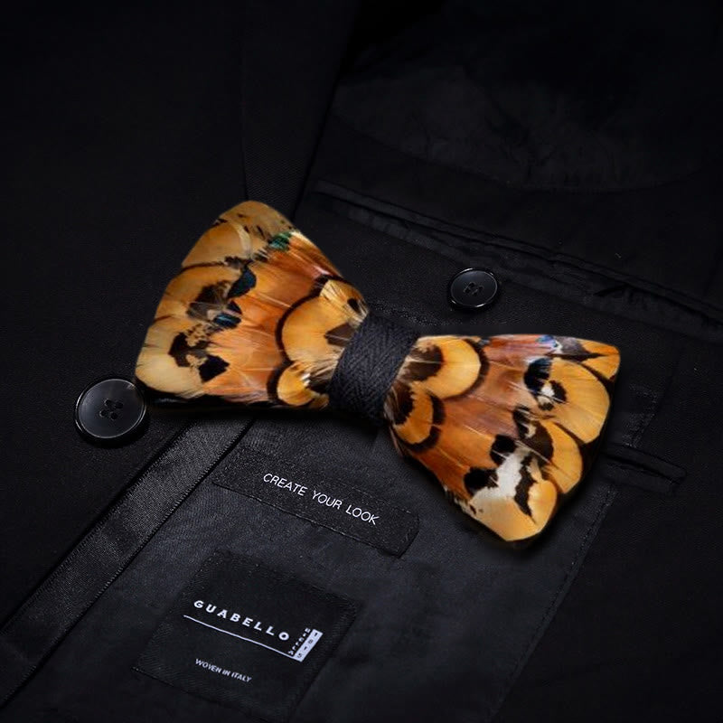 Papillon con piume di fagiano beige e oro con spilla da bavero - image 1
