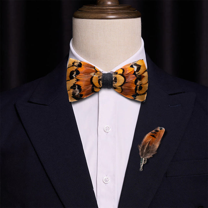Papillon con piume di fagiano beige e oro con spilla da bavero - image 3