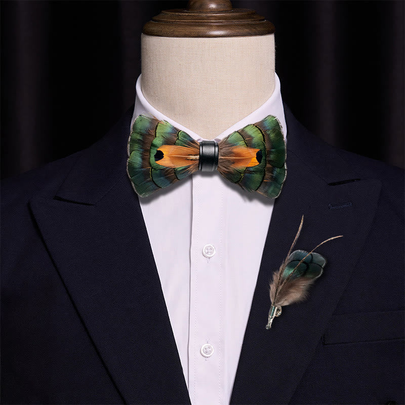 Papillon con piume verde smeraldo e oro con spilla da bavero - image 1