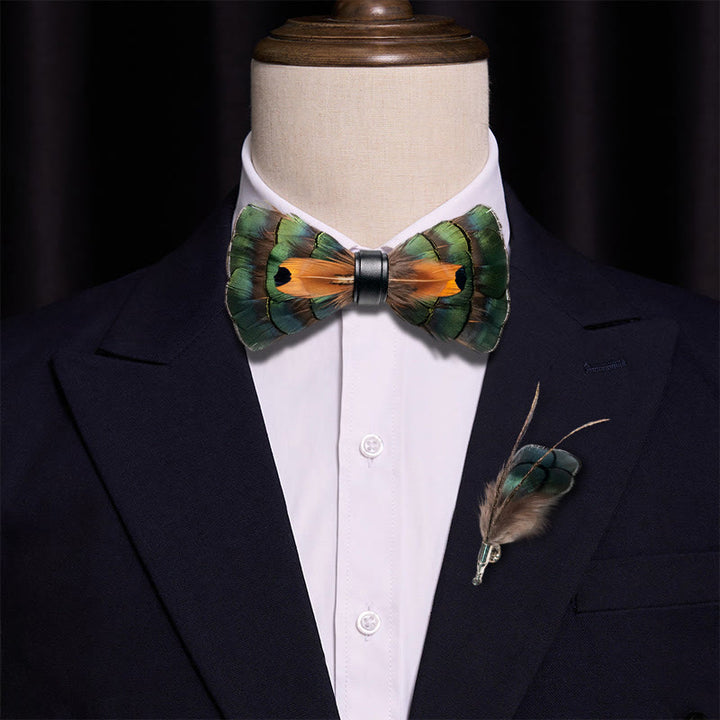 Papillon con piume verde smeraldo e oro con spilla da bavero - image 1