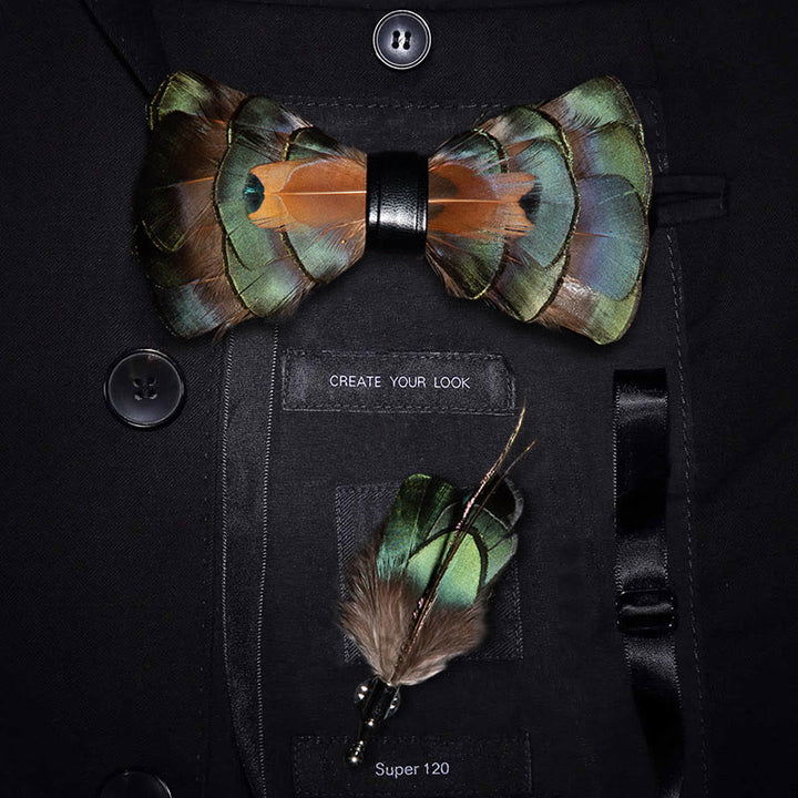 Papillon con piume verde smeraldo e oro con spilla da bavero - Adulto - image 0