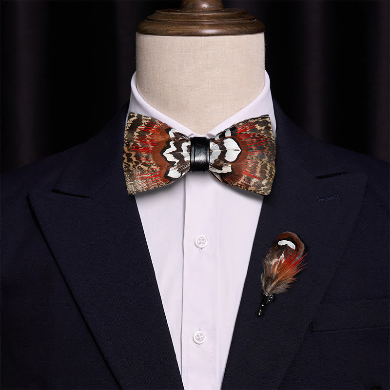 Papillon con piume marrone e rosso con spilla da bavero - image 1