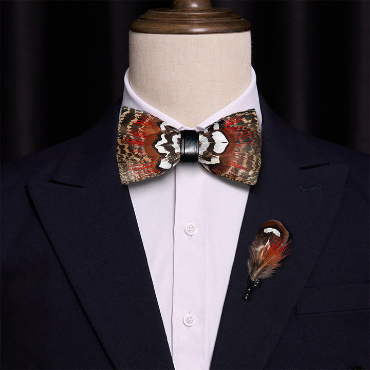 Papillon con piume marrone e rosso con spilla da bavero - image 1