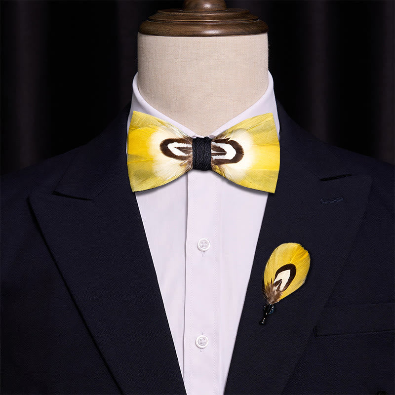 Papillon con piume di pappagallo giallo e spilla da bavero - image 1