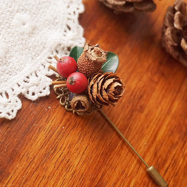 Spilla creativa fatta a mano con pigne e bacche - image 2