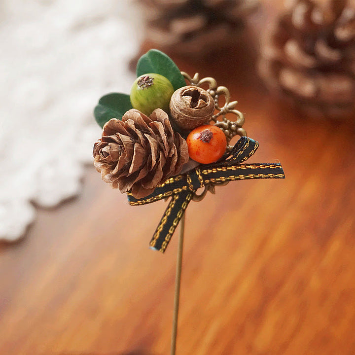 Spilla con cinturino creativo fatto a mano con bacche e pigne - Spilla - image 0