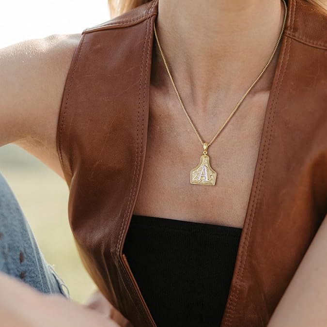Collana con ciondolo in rilievo con lettera dorata alla moda - image 1