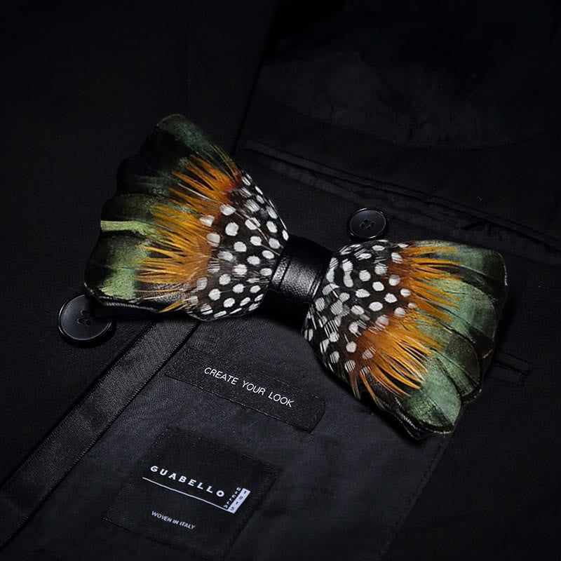 Papillon vintage con piume verde foresta e arancione con spilla da bavero - image 1