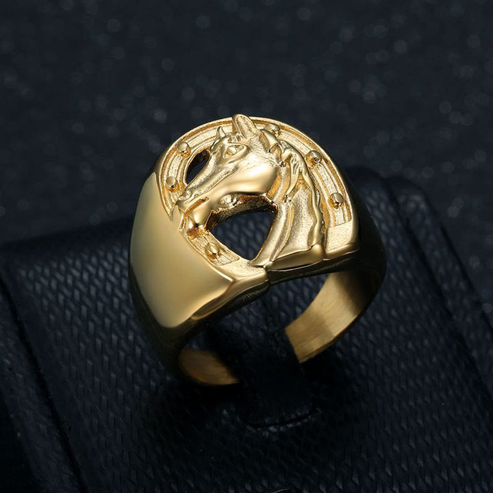 Anello personalizzato in stile western con testa di cavallo dorata - image 1