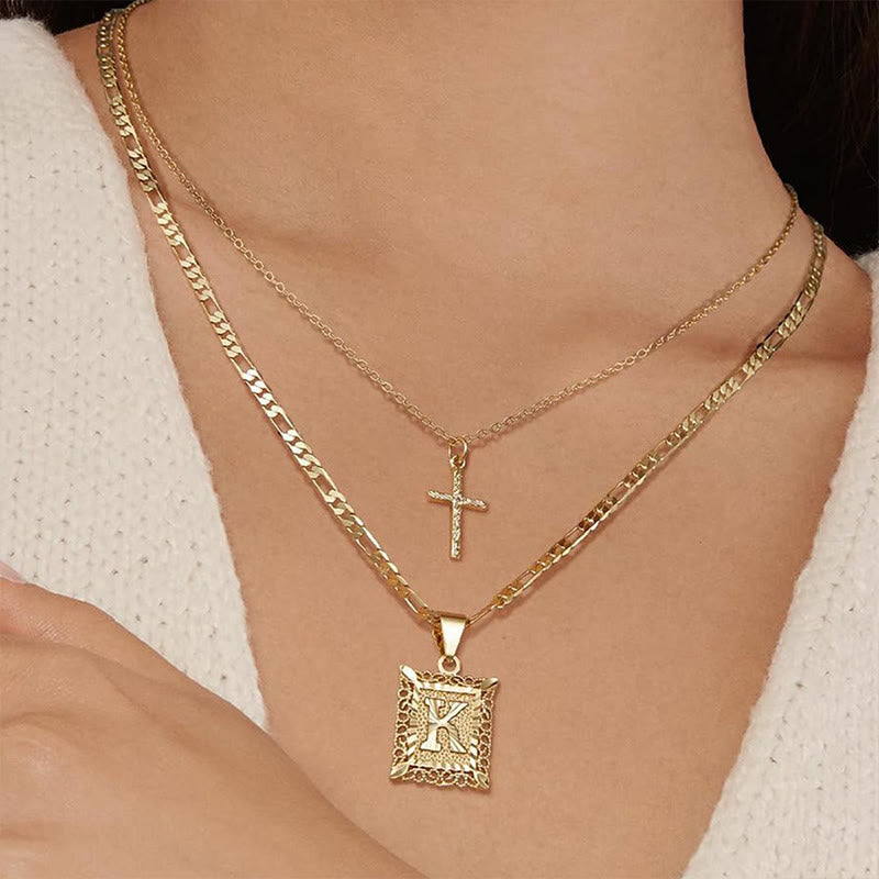 Collana con doppia catena cava con lettera quadrata dorata e croce - image 1