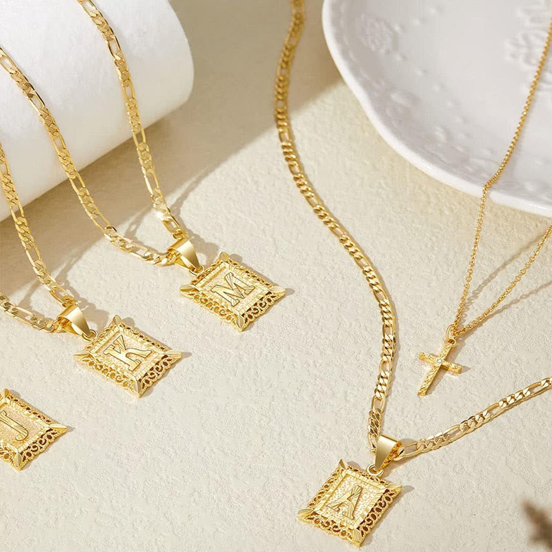 Collana con doppia catena cava con lettera quadrata dorata e croce - image 3