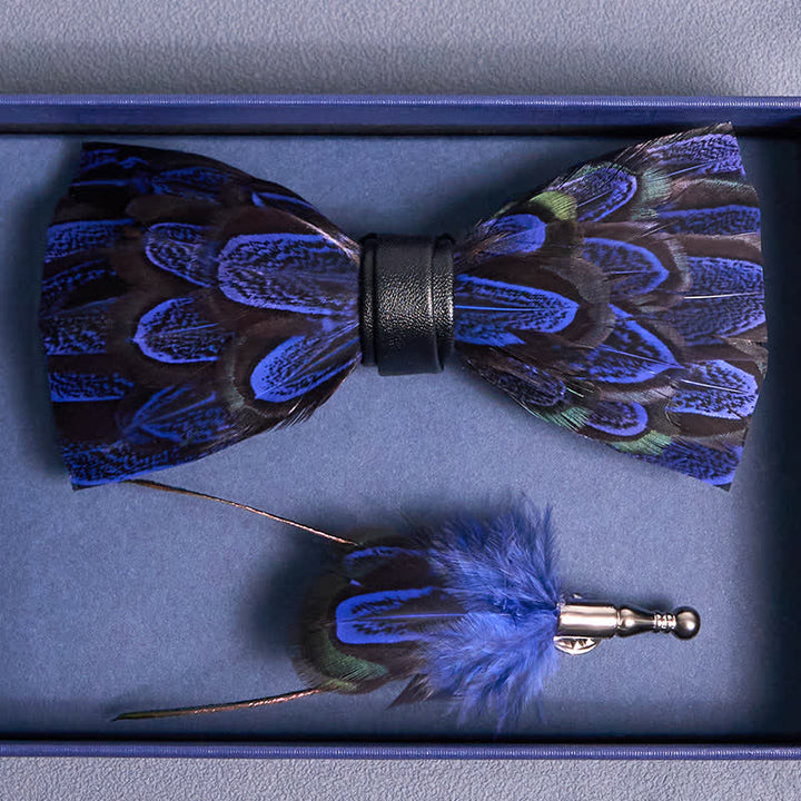 Papillon con piume di pavone blu reale e nere e spilla da bavero - image 3