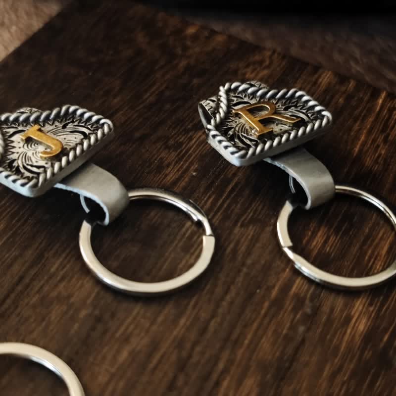 Portachiavi in metallo con lettera retrò in stile cowboy western - image 3