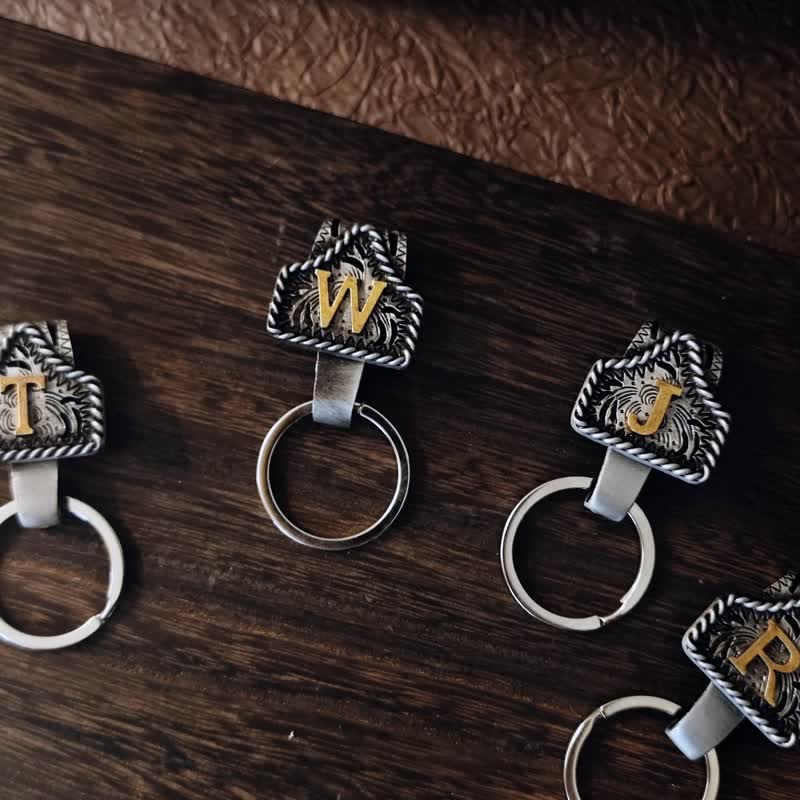 Portachiavi in metallo con lettera retrò in stile cowboy western - image 1