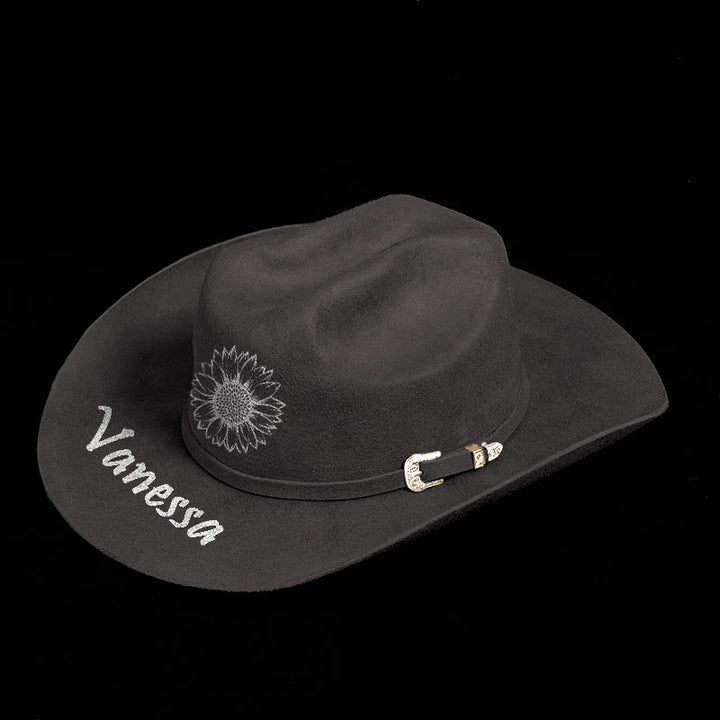 Personalizza il tuo cappello da cowboy in tinta unita con motivo e testo - image 1