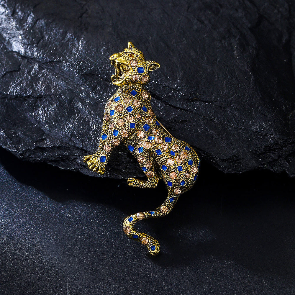 Spilla leopardo quadrata blu con diamanti dorati - image 1