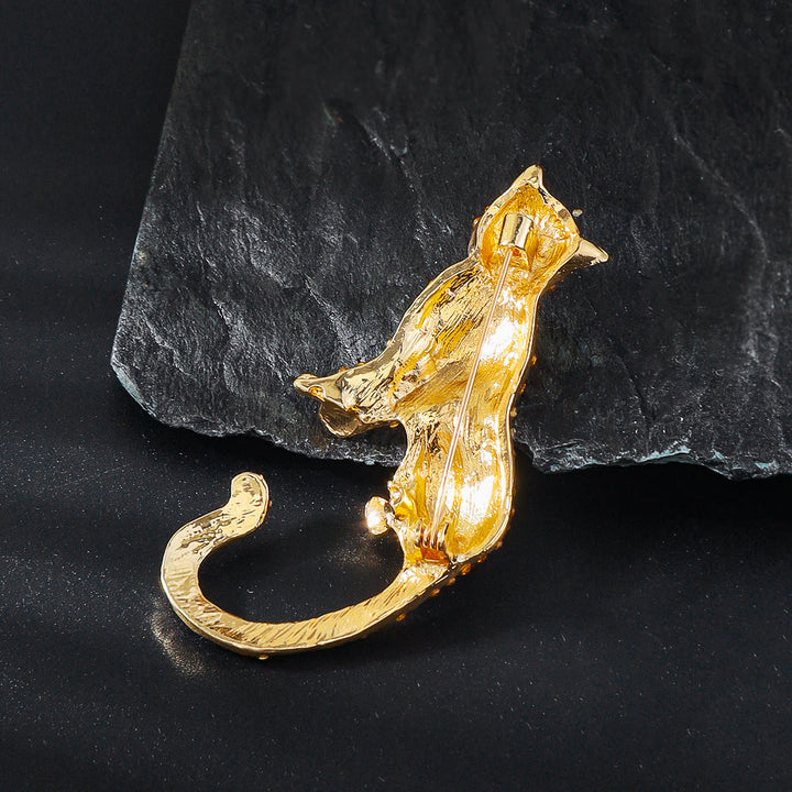 Spilla a forma di ghepardo con occhi verdi smeraldo e tempestata di diamanti dorati - image 4