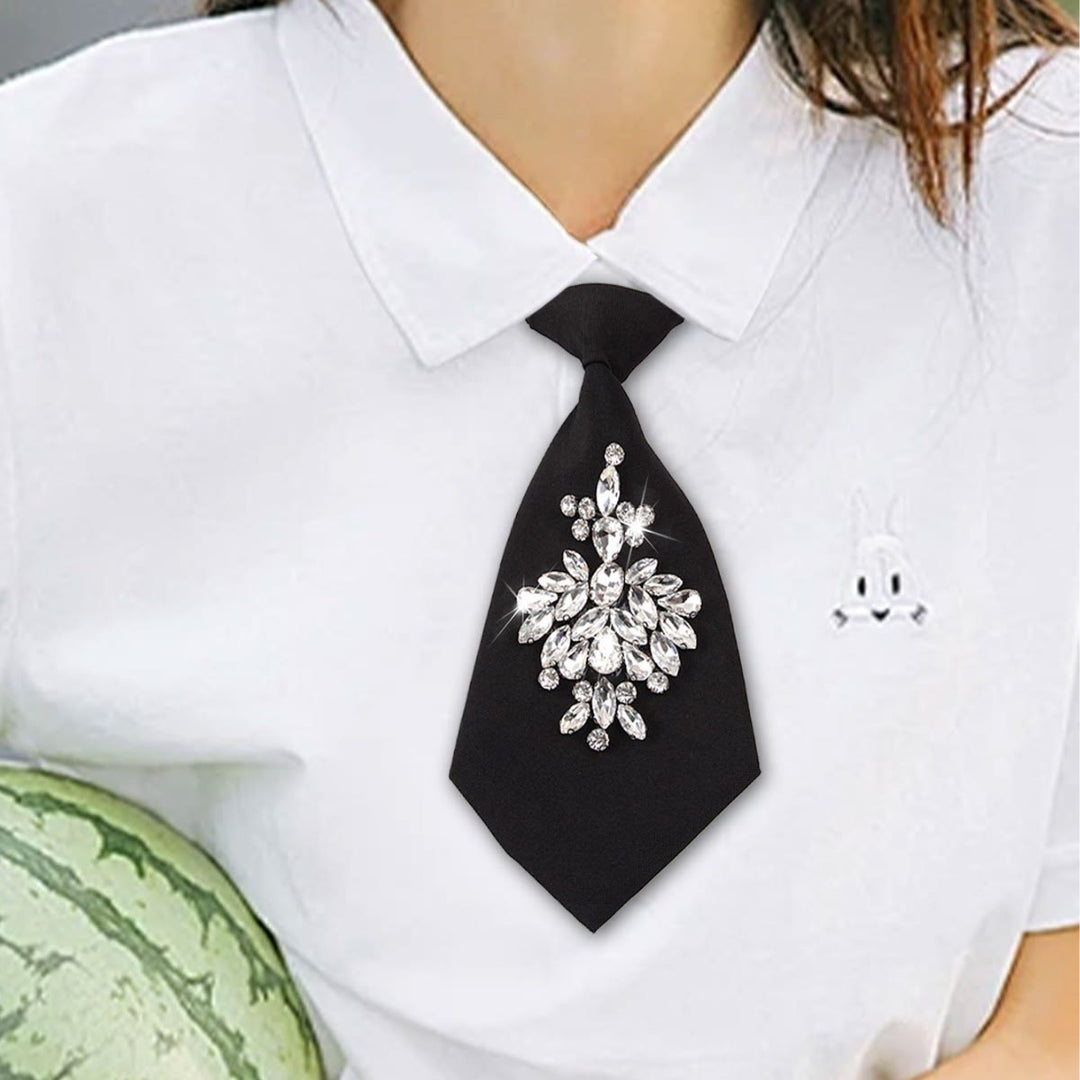 Cravatta corta da donna regolabile con strass pre-annodata nera - image 1
