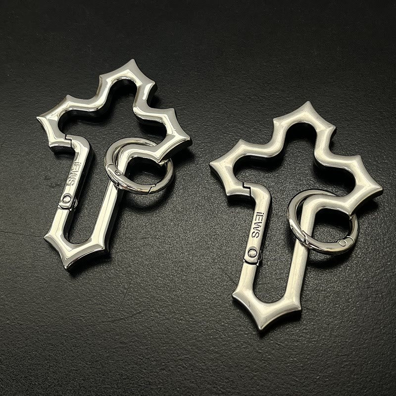 Portachiavi in lega a forma di croce con design traforato e anello - image 1