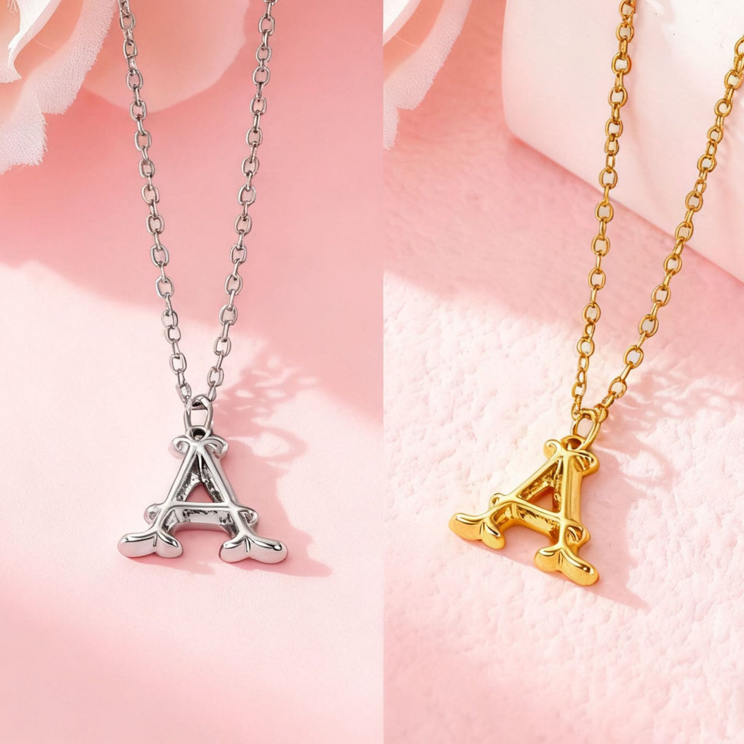 Elegante collana da donna con ciondolo a forma di lettera in oro e argento - image 1