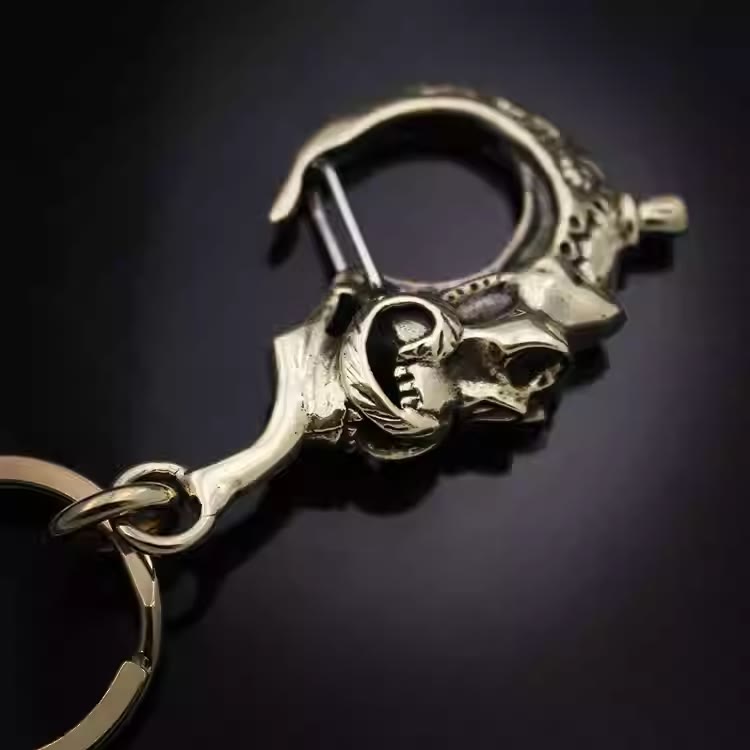 Portachiavi creativo a forma di teschio in ottone con anello - image 1