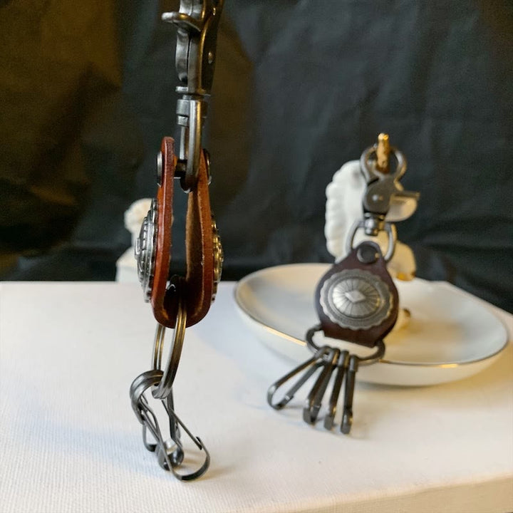 Portachiavi rotondo in pelle argentata vintage con ciondolo - image 3