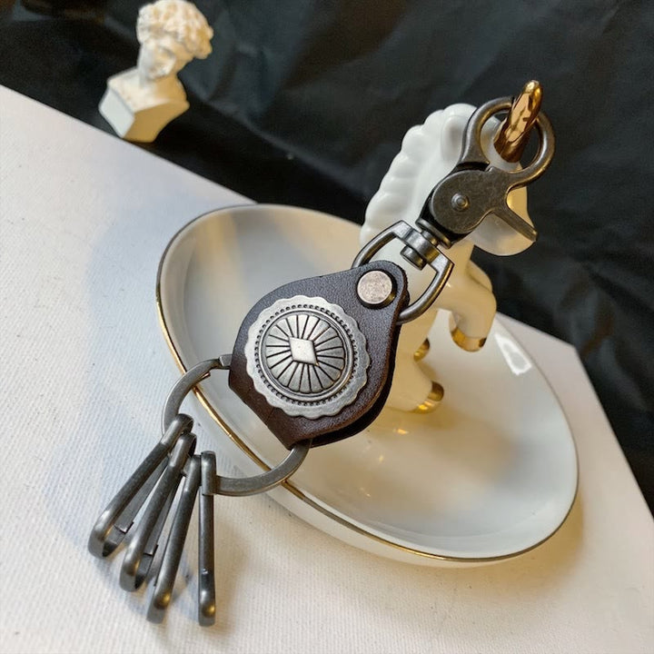 Portachiavi rotondo in pelle argentata vintage con ciondolo - Caffè - image 4