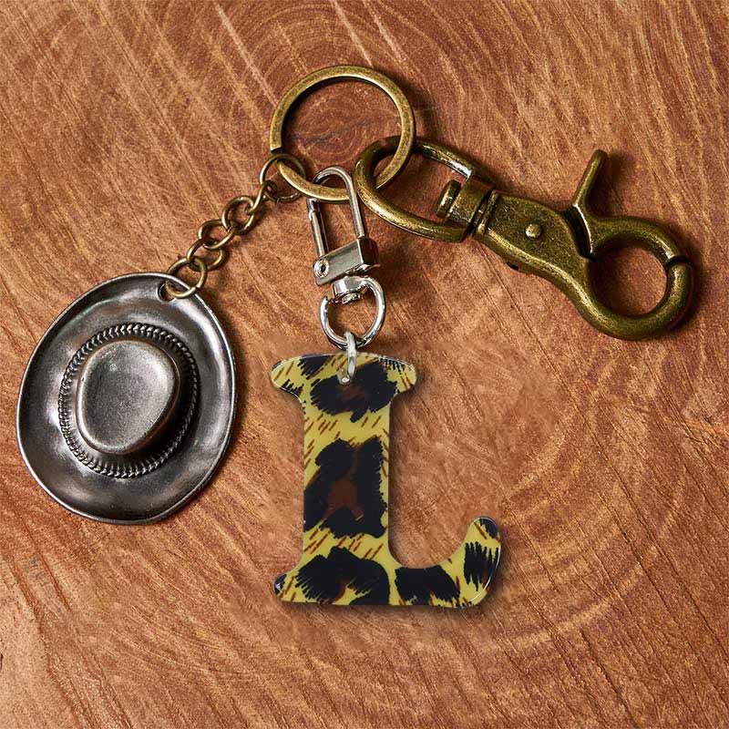 Portachiavi con ciondolo a forma di lettera con stampa leopardata e cappello da cowboy - Portachiavi in ottone + cappello in argento - L - image 19