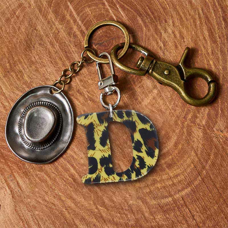 Portachiavi con ciondolo a forma di lettera con stampa leopardata e cappello da cowboy - Portachiavi in ottone + cappello in argento - D - image 11