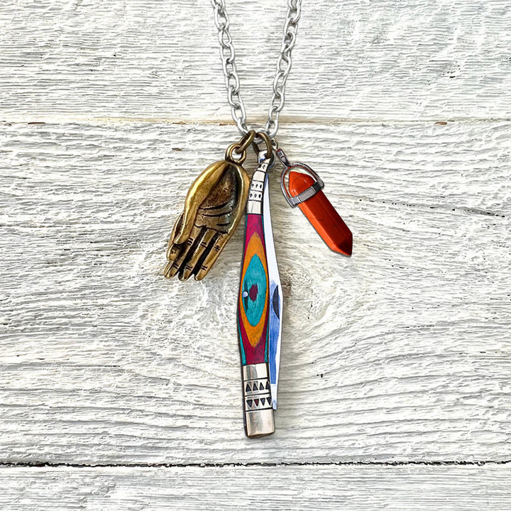 Coltello pieghevole in ottone colorato con mano di Buddha e collana in pietra rossa - Collana con coltello pieghevole - image 0