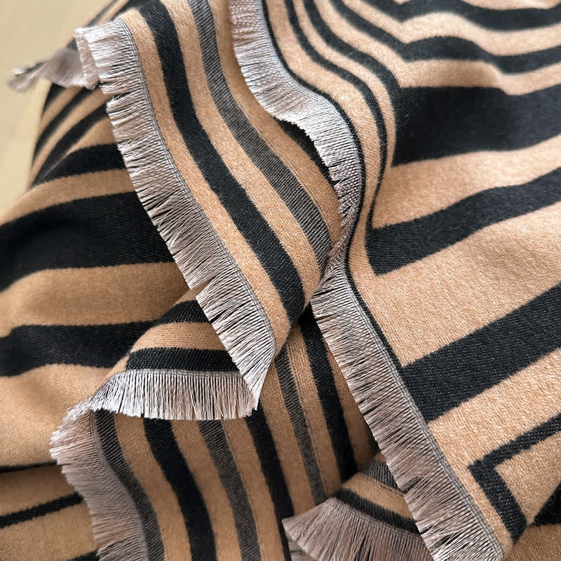 Sciarpa con motivo a righe in stile optical-art geometrico abbagliante - image 4