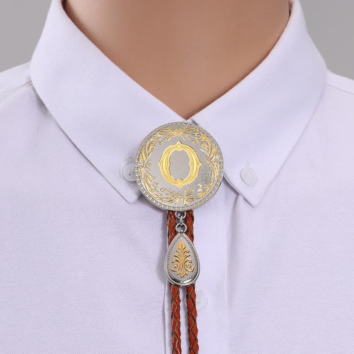 Cravatta Bolo in pelle marrone con iniziale e ciondolo a forma di lacrima - Oro - O - image 17