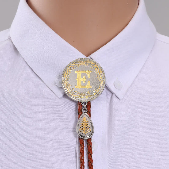 Cravatta Bolo in pelle marrone con iniziale e ciondolo a forma di lacrima - Oro - E - image 7