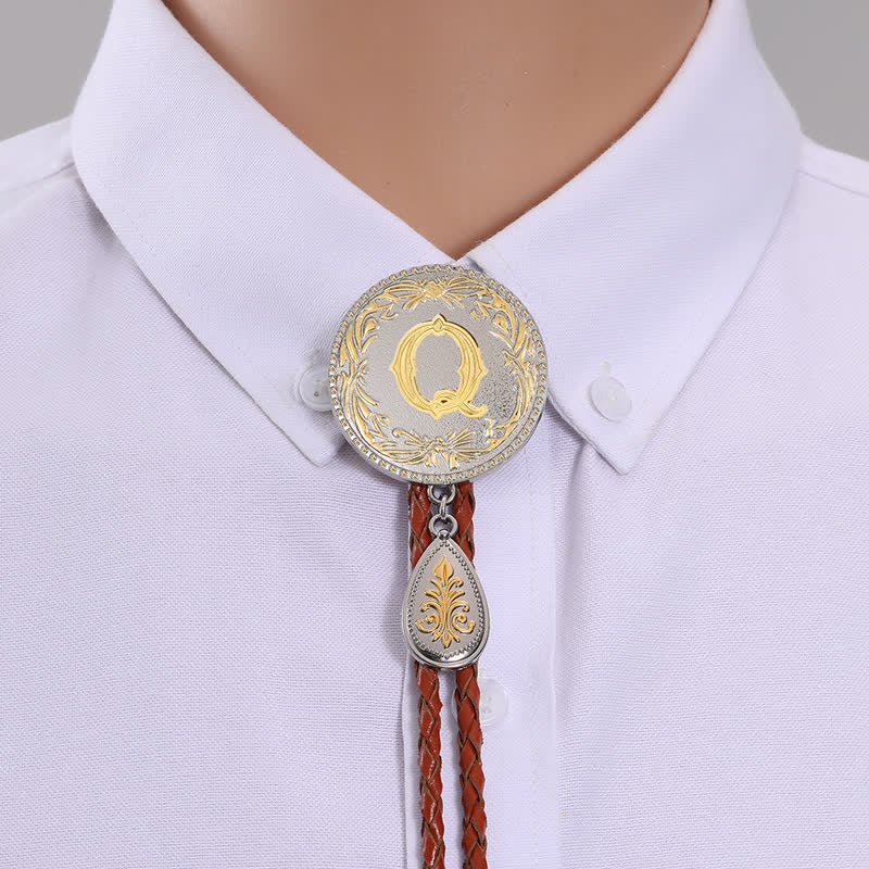 Cravatta Bolo in pelle marrone con iniziale e ciondolo a forma di lacrima - Oro - Q - image 19