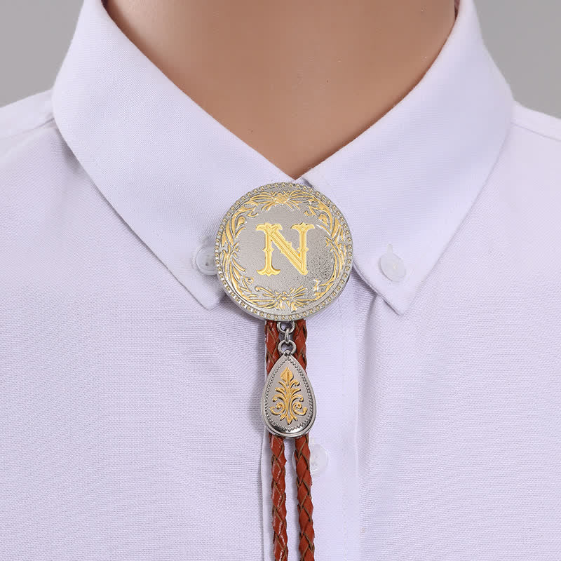 Cravatta Bolo in pelle marrone con iniziale e ciondolo a forma di lacrima - Oro - N - image 16