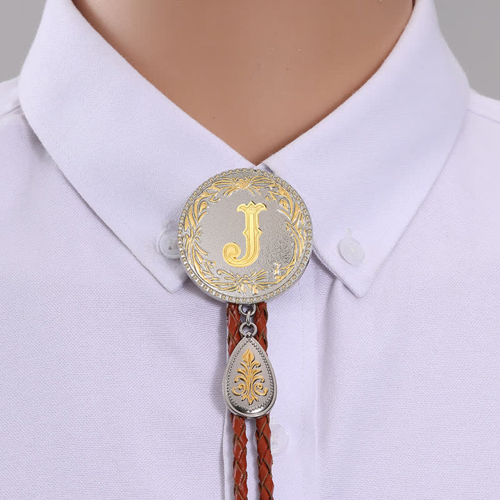 Cravatta Bolo in pelle marrone con iniziale e ciondolo a forma di lacrima - Oro - J - image 12