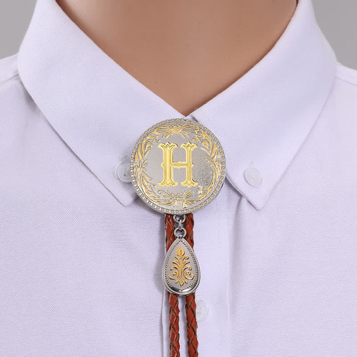 Cravatta Bolo in pelle marrone con iniziale e ciondolo a forma di lacrima - Oro - H - image 10