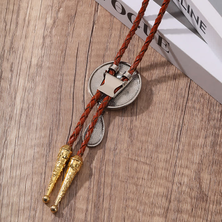 Cravatta Bolo in pelle marrone con iniziale e ciondolo a forma di lacrima - image 2