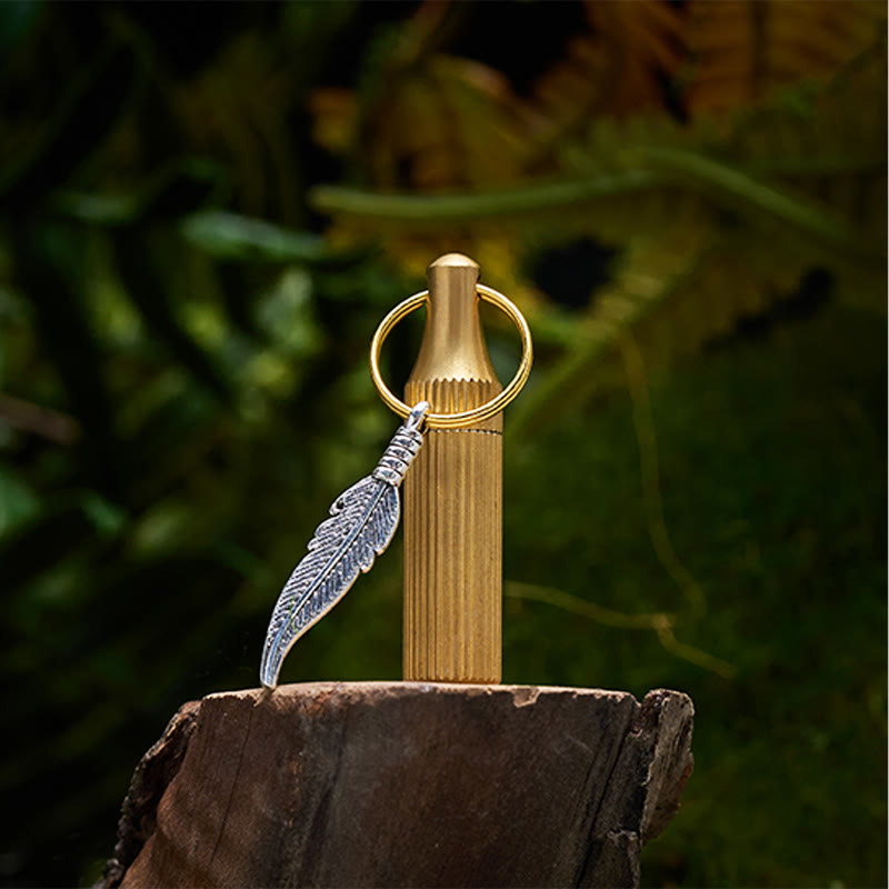 Portachiavi creativo a forma di coltello a capsula, pendente in lega di piume, collana in argento - image 2