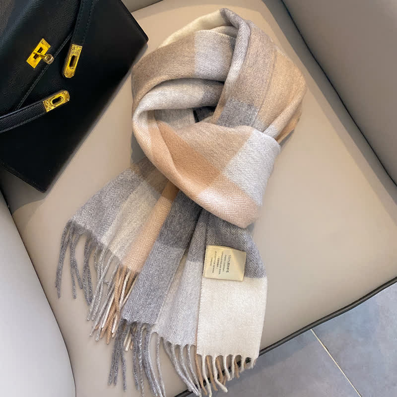Sciarpa unisex in calda lana con motivo a quadri e nappe - #9 - image 13