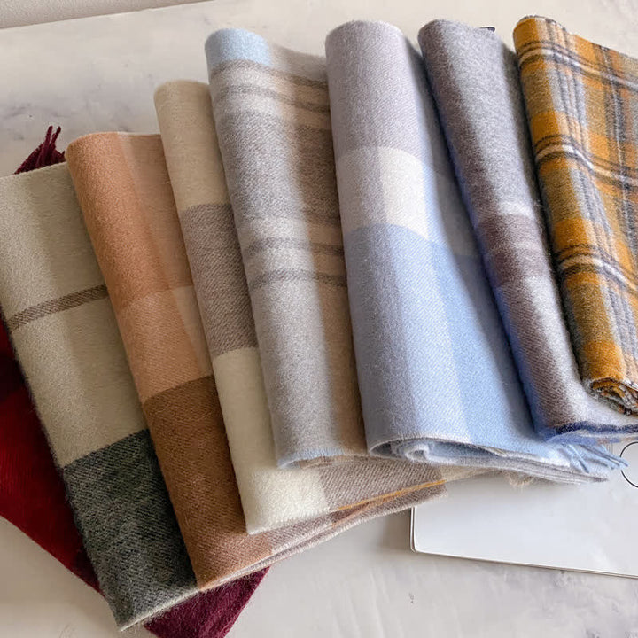 Sciarpa unisex in calda lana con motivo a quadri e nappe - image 3