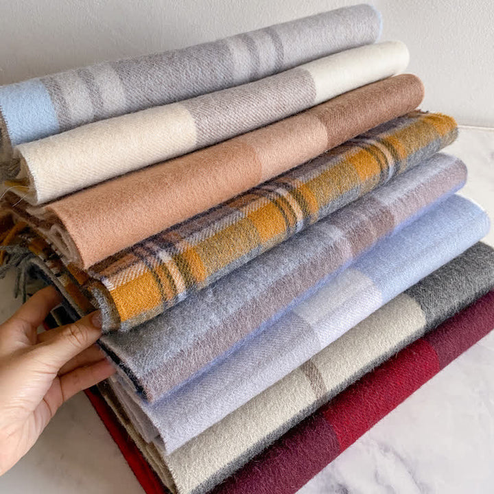 Sciarpa unisex in calda lana con motivo a quadri e nappe - image 0