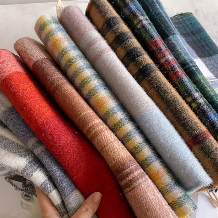 Sciarpa unisex in calda lana con motivo a quadri e nappe - image 2