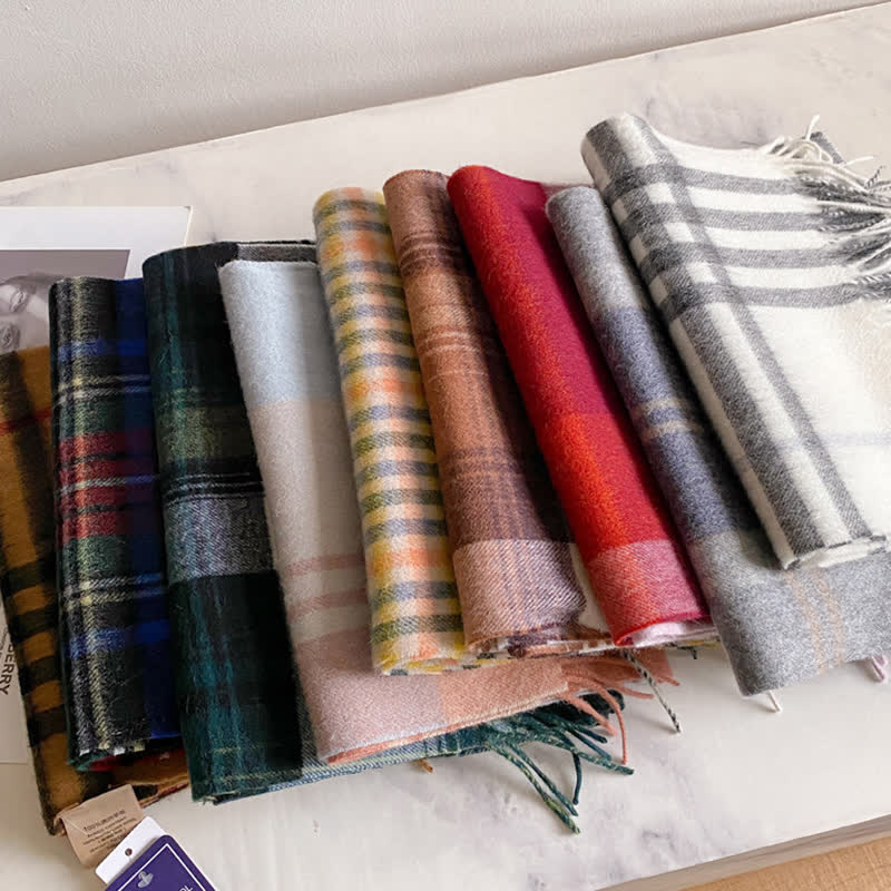 Sciarpa unisex in calda lana con motivo a quadri e nappe - image 4