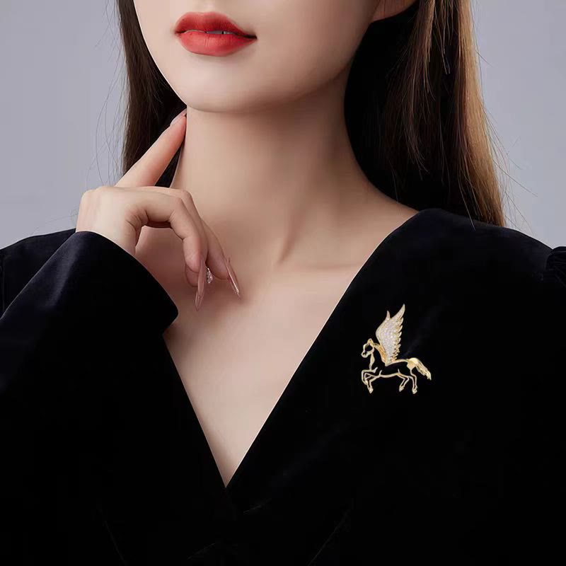 Squisita spilla a forma di Pegaso con diamanti scavati - image 1